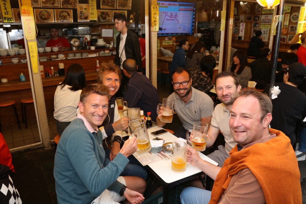 居酒屋で乾杯する人々